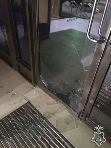 В ЧЕРЕПОВЦЕ РОСГВАРДЕЙЦЫ ЗАДЕРЖАЛИ МУЖЧИНУ, РАЗБИВШЕГО ДВЕРИ И ПРОНИКШЕГО В ЗДАНИЕ МЭРИИ