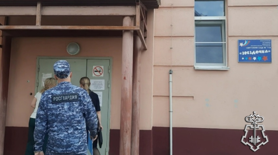 Сотрудники Росгвардии проверяют образовательные учреждения Вологды к новому учебному году (ВИДЕО)