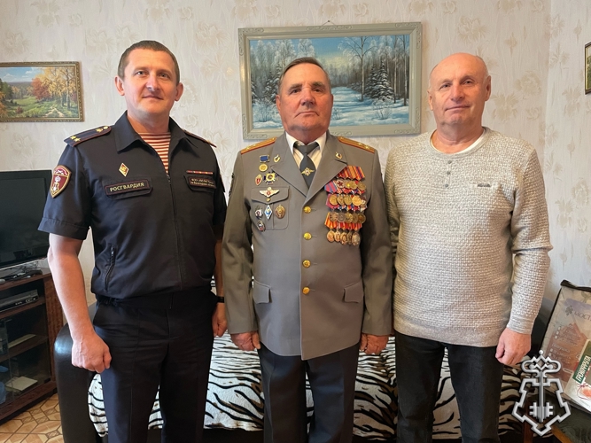 В ВОЛОГДЕ СОТРУДНИКИ УПРАВЛЕНИЯ ВНЕВЕДОМСТВЕННОЙ ОХРАНЫ ПОЗДРАВИЛИ ВЕТЕРАНА СЛУЖБЫ С ЮБИЛЕЕМ 