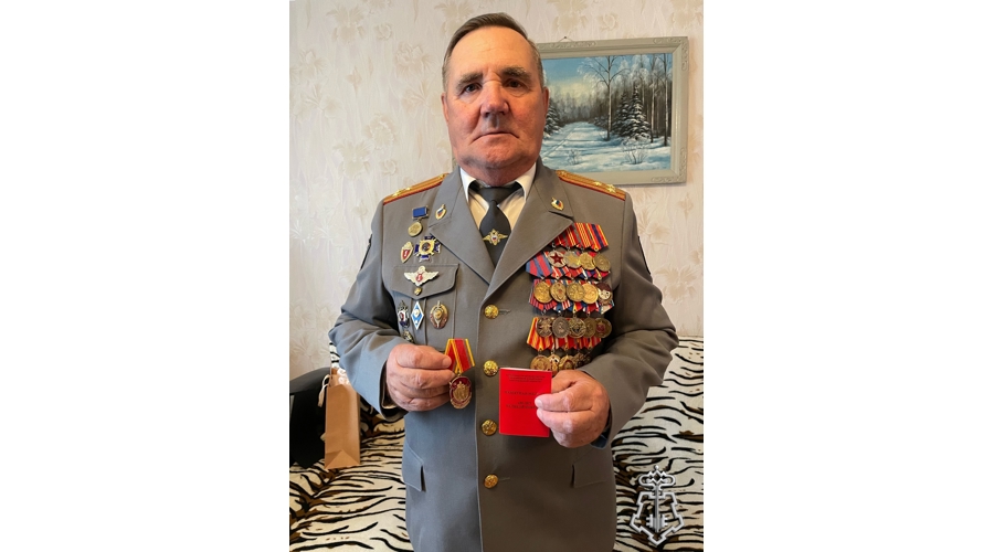 В ВОЛОГДЕ СОТРУДНИКИ УПРАВЛЕНИЯ ВНЕВЕДОМСТВЕННОЙ ОХРАНЫ ПОЗДРАВИЛИ ВЕТЕРАНА СЛУЖБЫ С ЮБИЛЕЕМ 