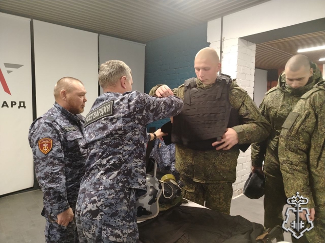 В Вологде сотрудники вневедомственной охраны рассказали о службе в ведомстве будущим призывникам