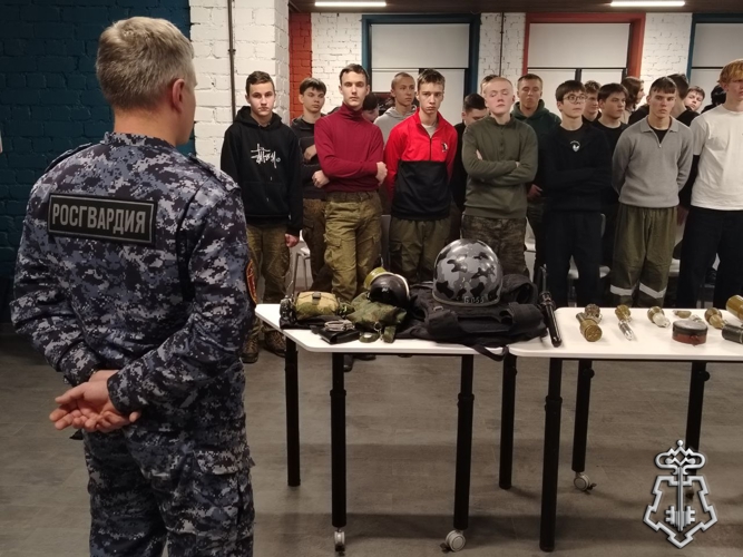 В Вологде сотрудники вневедомственной охраны рассказали о службе в ведомстве будущим призывникам