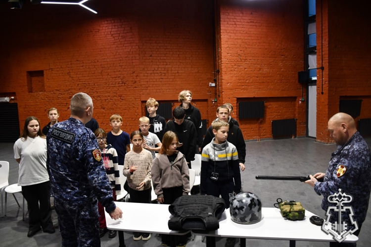 В ВОЛОГОДСКОЙ ОБЛАСТИ РОСГВАРДЕЙЦЫ ПРОВЕЛИ "УРОК МУЖЕСТВА" ДЛЯ ШКОЛЬНИКОВ В ВОЕННО-ПАТРИОТИЧЕСКОМ ЦЕНТРЕ "АВАНГАРД"