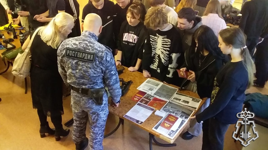 В Череповце сотрудники вневедомственной охраны рассказали о своей службе будущим призывникам