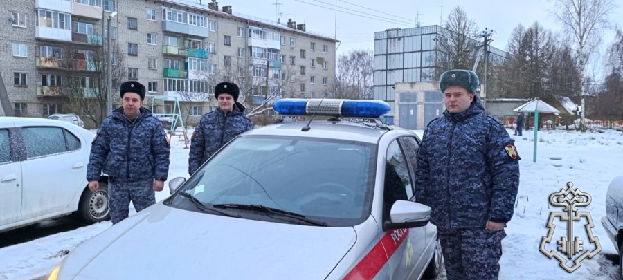 В Вологодской области сотрудники Росгвардии задержали сокольчанина, который угрожал ножом медикам