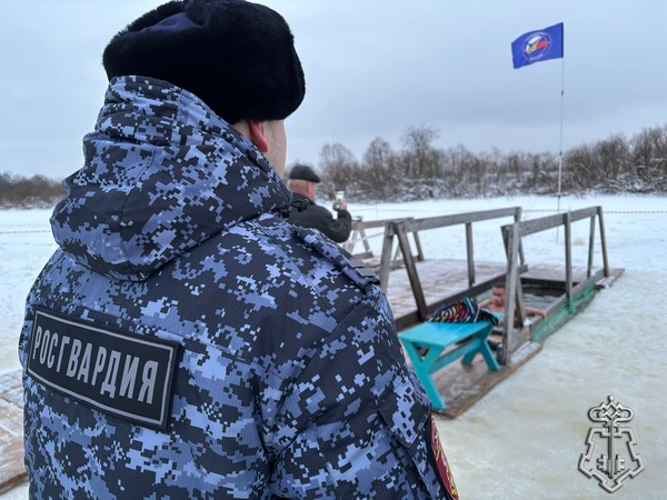 В Вологодской области росгвардейцы обеспечивают безопасность во время праздновании Крещения Господня