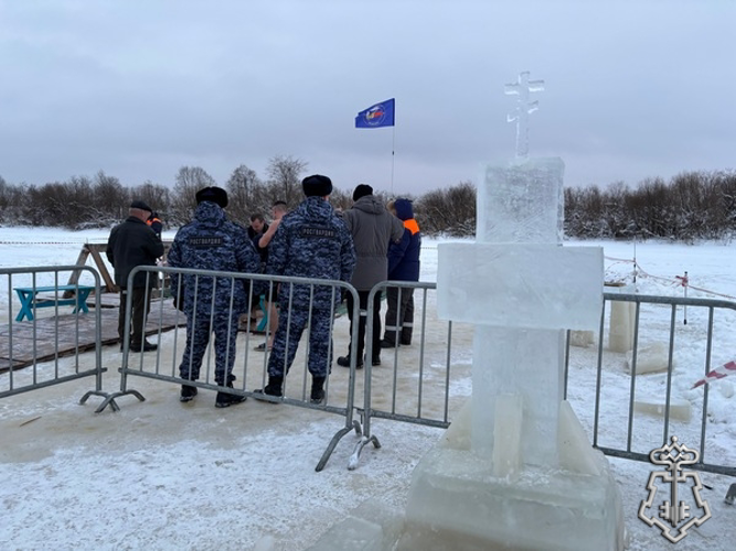 В Вологодской области росгвардейцы обеспечивают безопасность во время праздновании Крещения Господня