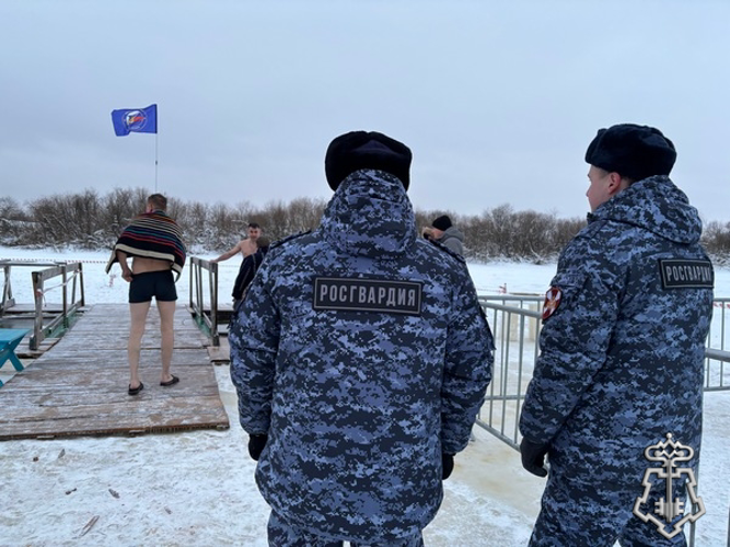 В Вологодской области росгвардейцы обеспечивают безопасность во время праздновании Крещения Господня