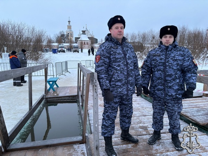 В Вологодской области росгвардейцы обеспечивают безопасность во время праздновании Крещения Господня
