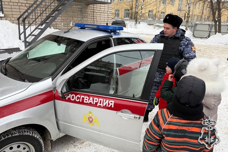 Сотрудники вневедомственной охраны Росгвардии провели «Урок Мужества» для вологодских школьников