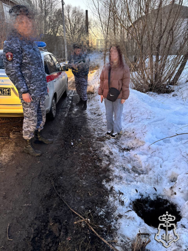 В Вологодской области сотрудники Росгвардии спасли девушку, провалившуюся в открытый колодец