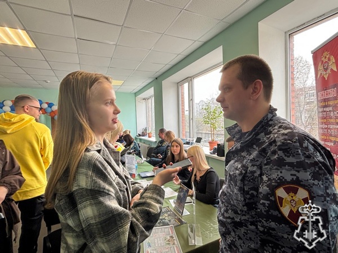 Вологодские росгвардейцы рассказали о своей службе на ярмарке трудоустройства «Работа России. Время возможностей»