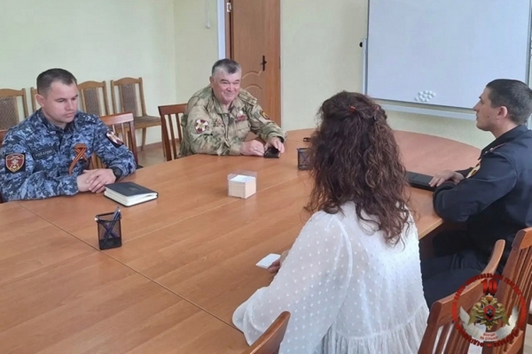 В Великом Устюге состоялась рабочая встреча росгвардейцев с представителями управления образования