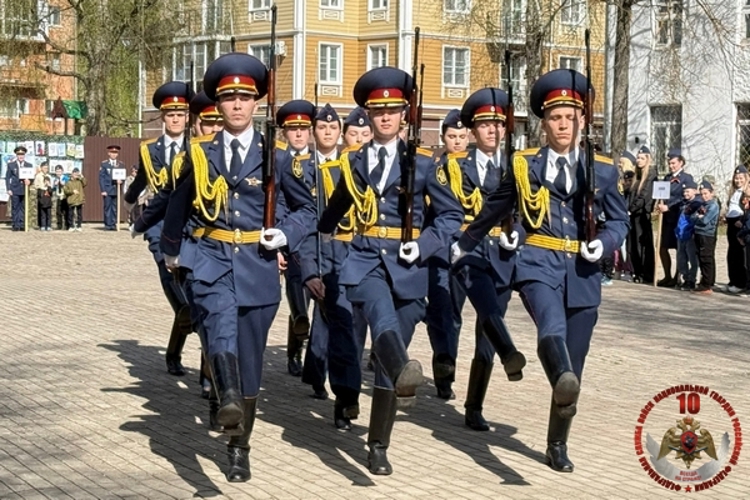 В Вологде дети сотрудников и военнослужащих Росгвардии приняли участие в межведомственной акции «С годами их не меркнет слава!»