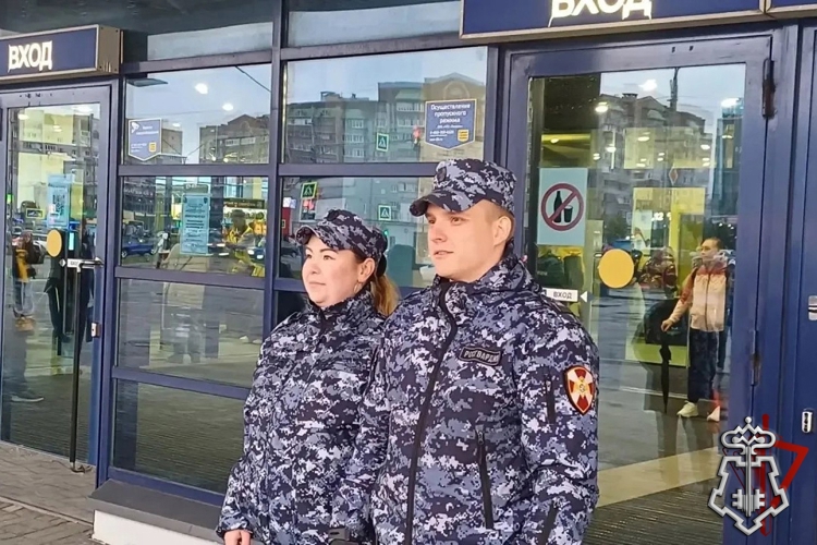 В Вологодской области росгвардейцы обеспечили безопасность хоккейного и футбольного матчей (фото)