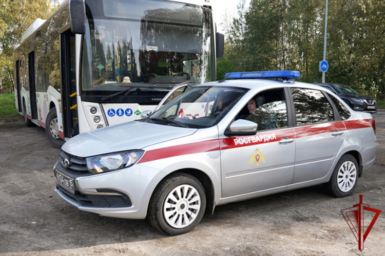 В Череповце росгвардейцы отработали действия по пресечению правонарушений на транспорте (фото)