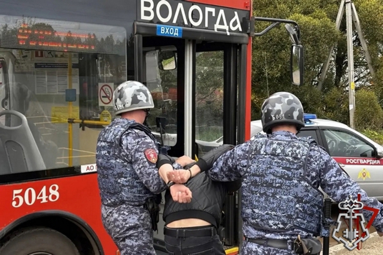 В Вологде сотрудники вневедомственной охраны Росгвардии отработали действия по обеспечению безопасности на транспорте (фото)