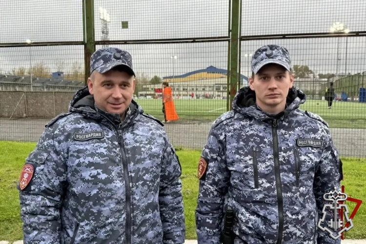 В Вологодской области росгвардейцы обеспечили безопасность хоккейного и футбольного матчей (фото)