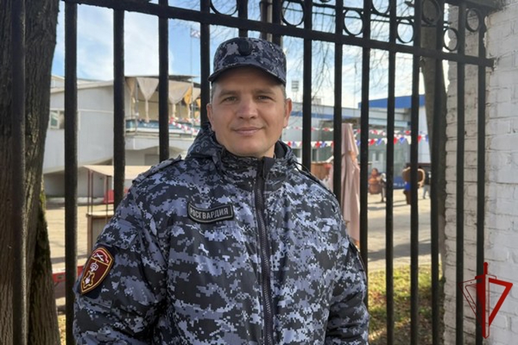 В Вологодской области росгвардейцы обеспечили безопасность хоккейного и футбольного матчей (фото)