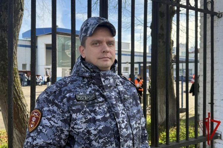 В Вологодской области росгвардейцы обеспечили безопасность хоккейного и футбольного матчей (фото)